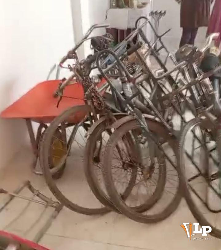 Se ve parte de los objetos posiblemente sustraidos