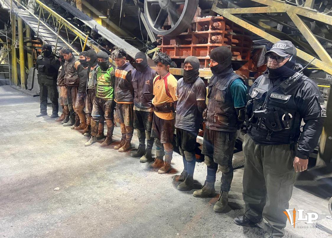 Oficiales muestran a los aprehendidos