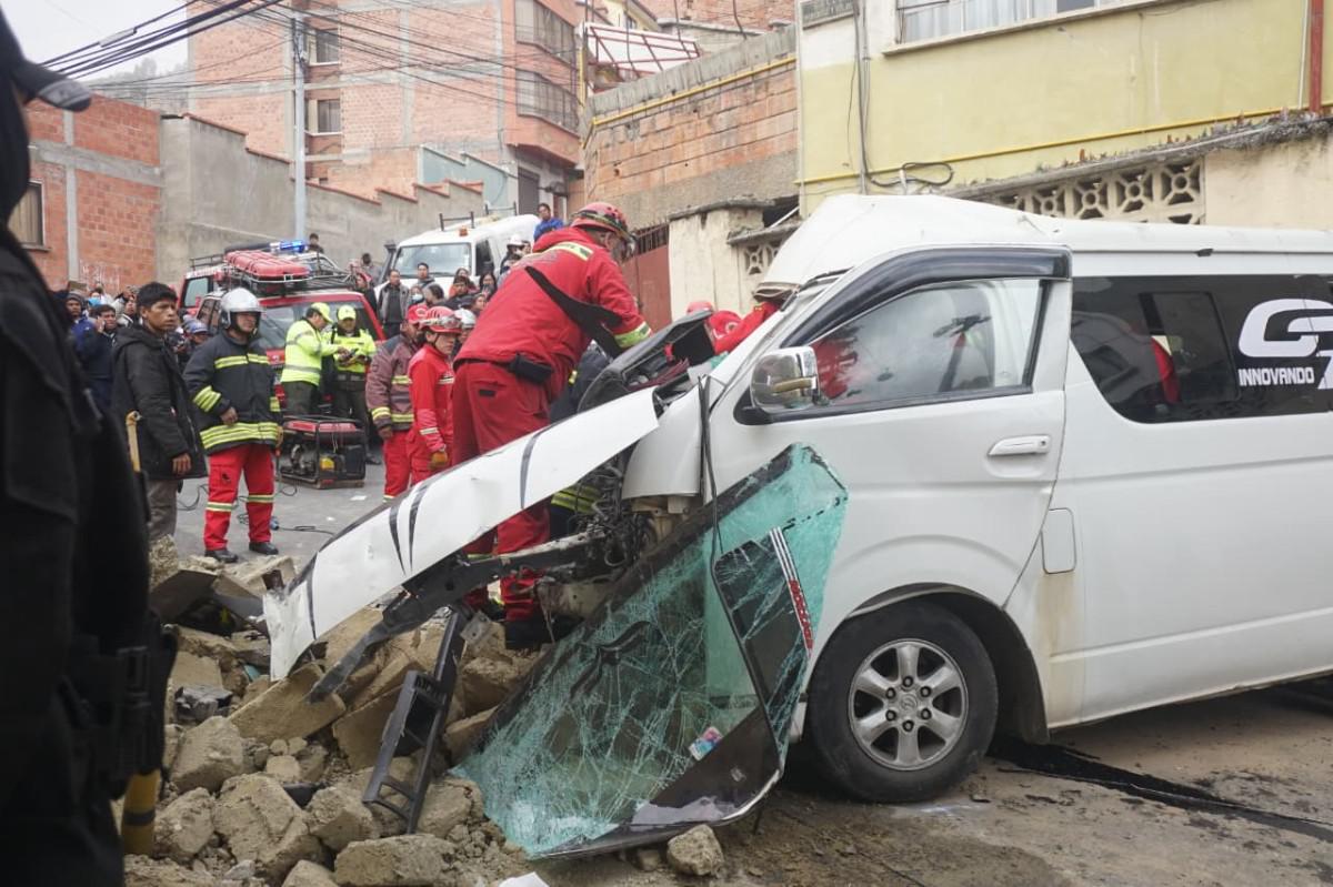Bomberos utilizaron herramientas especiales para rescatar a la mujer atrapada