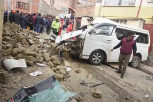 minibús se estrelló contra una casa