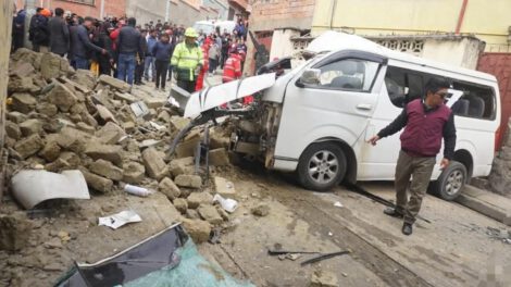 minibús se estrelló contra una casa