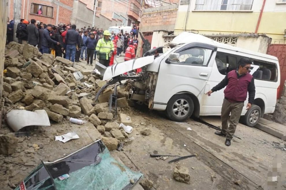 minibús se estrelló contra una casa