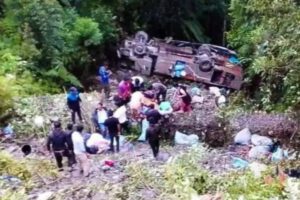 bus volcado por accidente