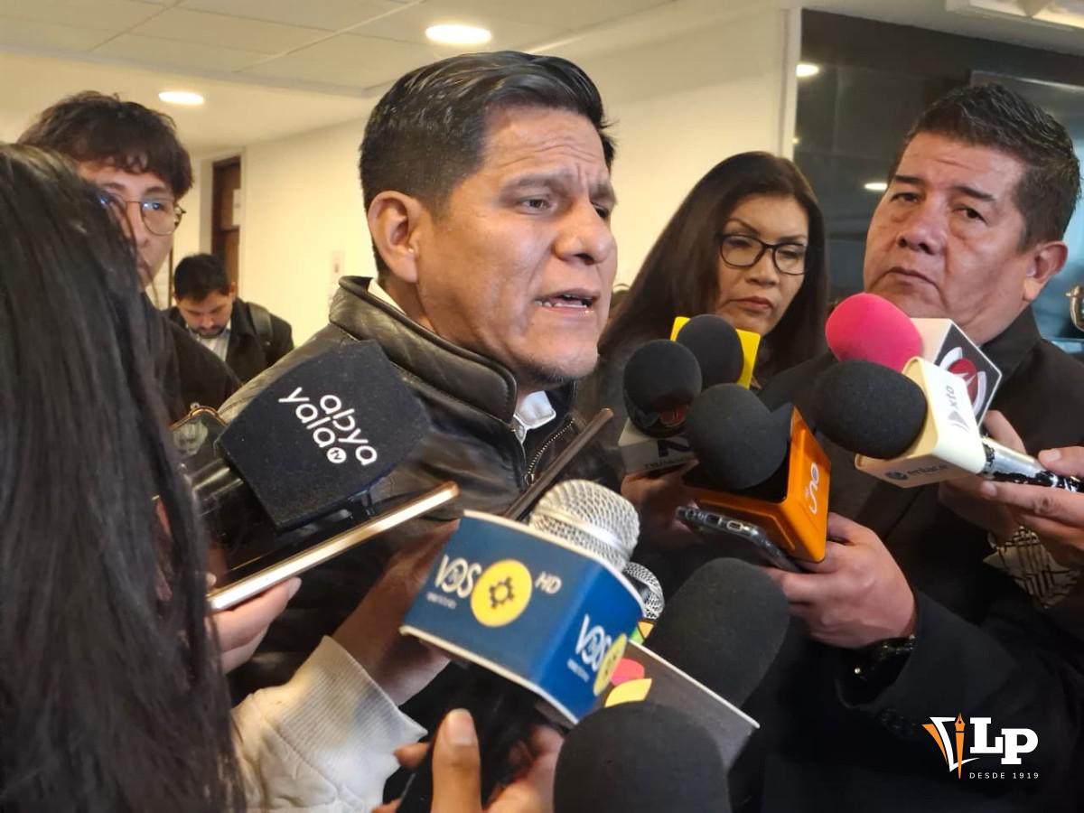 El diputado Pacheco en conferencia de prensa