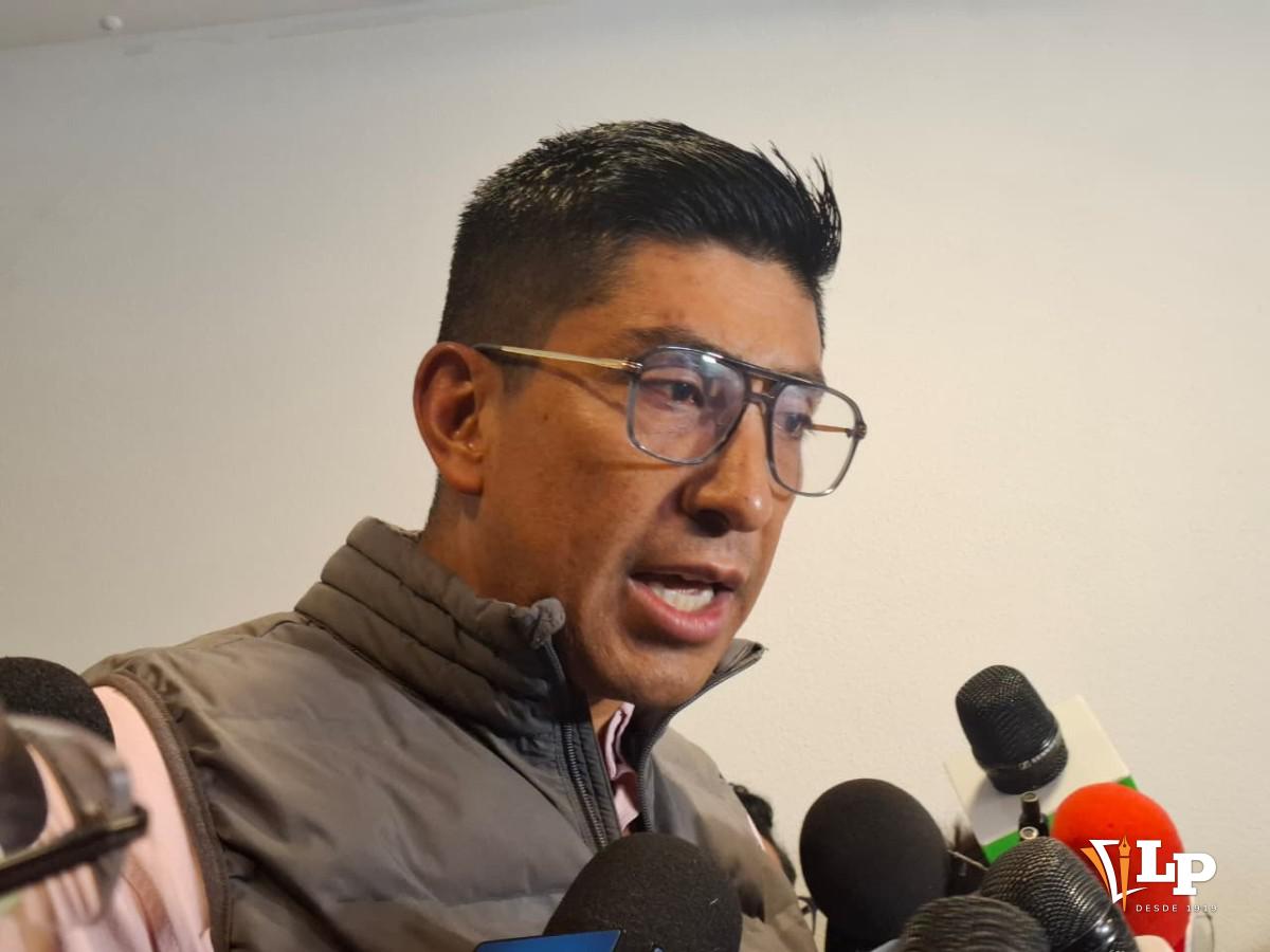 El diputado Solíz en conferencia de prensa