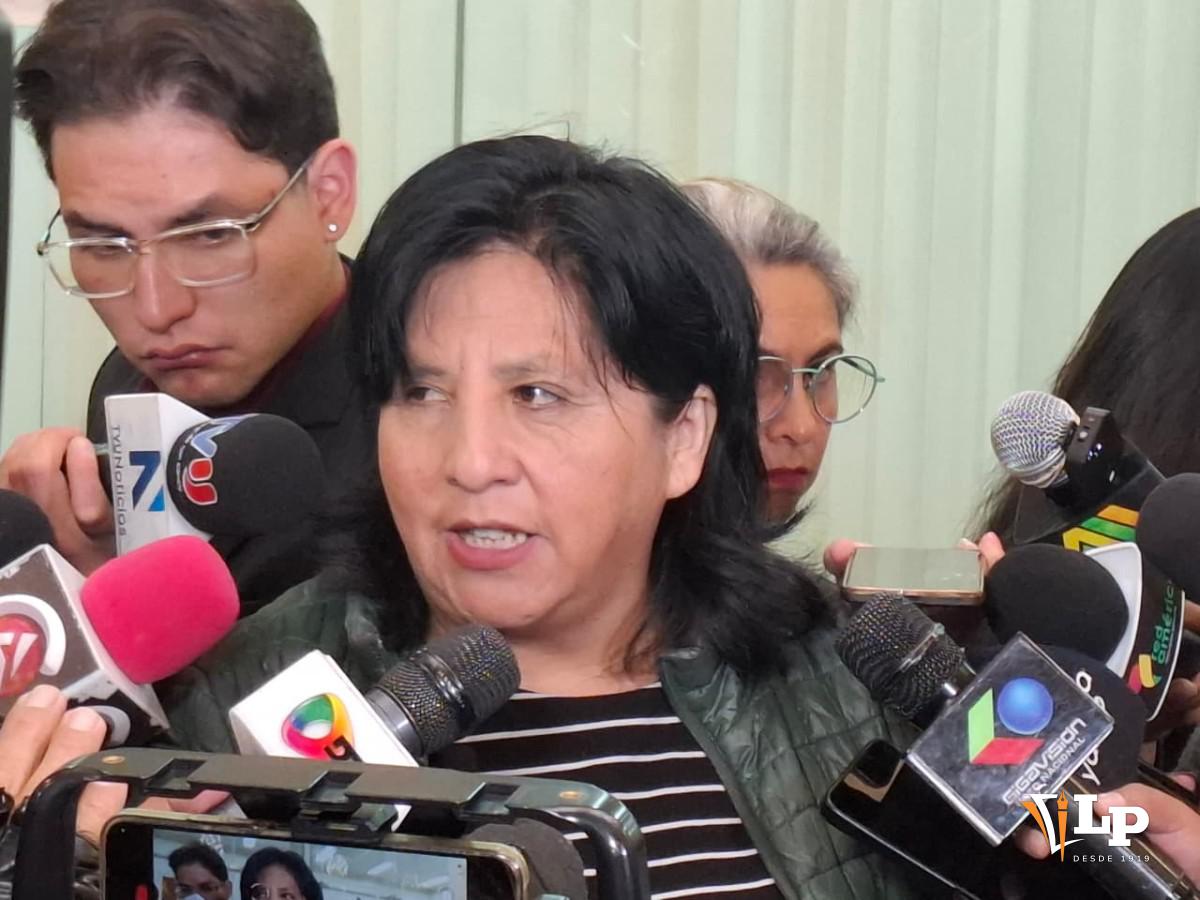 La diputada Bilbao en conferencia de prensa