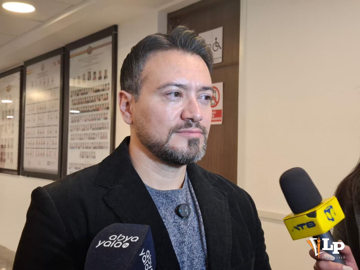 El diputado Reyes en conferencia de prensa