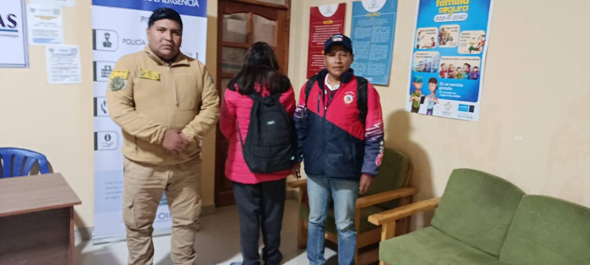 Imagen de la menor junto a efectivos de la Felcv