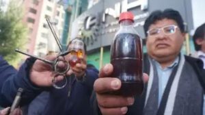 Personas con un bidón