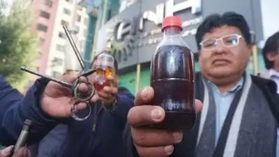 Personas con un bidón