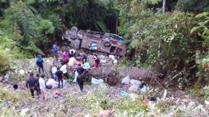 Bus embarrancado en la ruta La Paz–Apolo