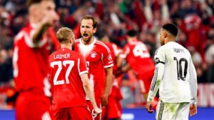 Los jugadores del Bayern Konrad Laimer (C-I) y Harry Kane (C-d) durante el partido de la UEFA Champions League en Múnich