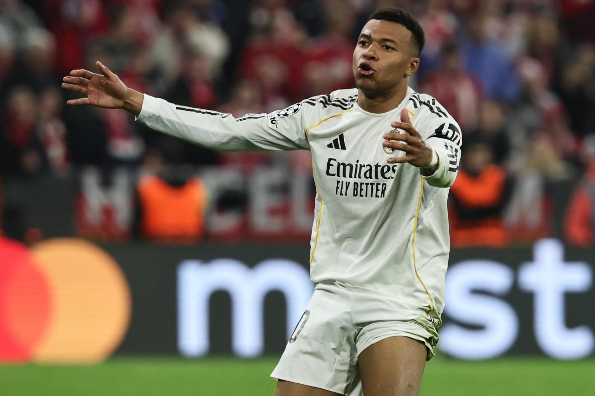 El francés Kylian Mbappe se lamenta durante el partido de la UEFA Champions League en Múnich, Alemania