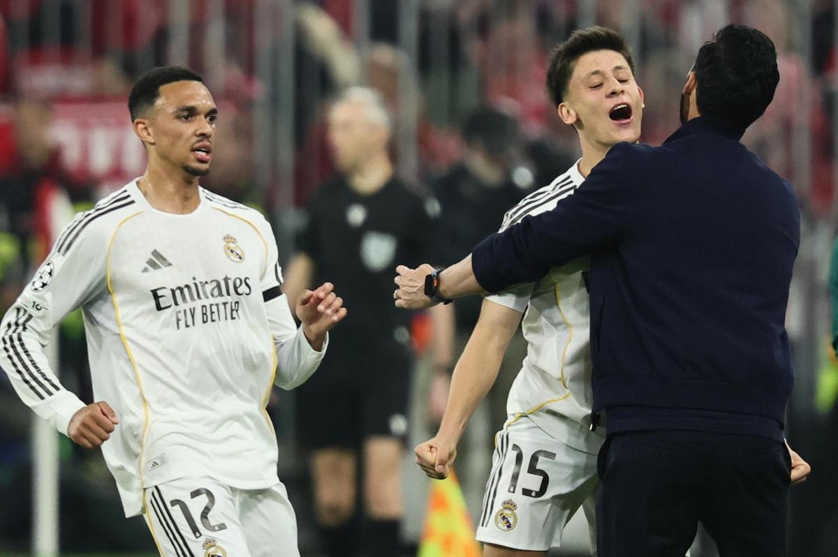 El jugador del Real Madrid Arda Güler (c) celebra con el entrenador Alvaro Arbeloa (d) y su compañero Trent Alexander Arnold (I) el 1-2 durante el partido