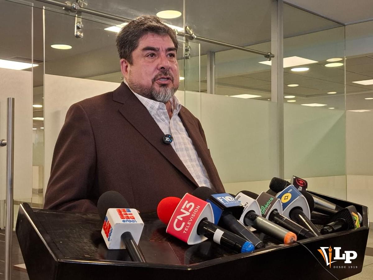 El diputado Zegarra en conferencia de prensa