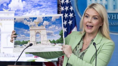 La portavoz de la Casa Blanca, Karoline Leavitt, muestra una imagen del proyecto