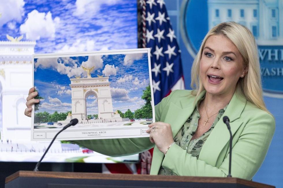 La portavoz de la Casa Blanca, Karoline Leavitt, muestra una imagen del proyecto