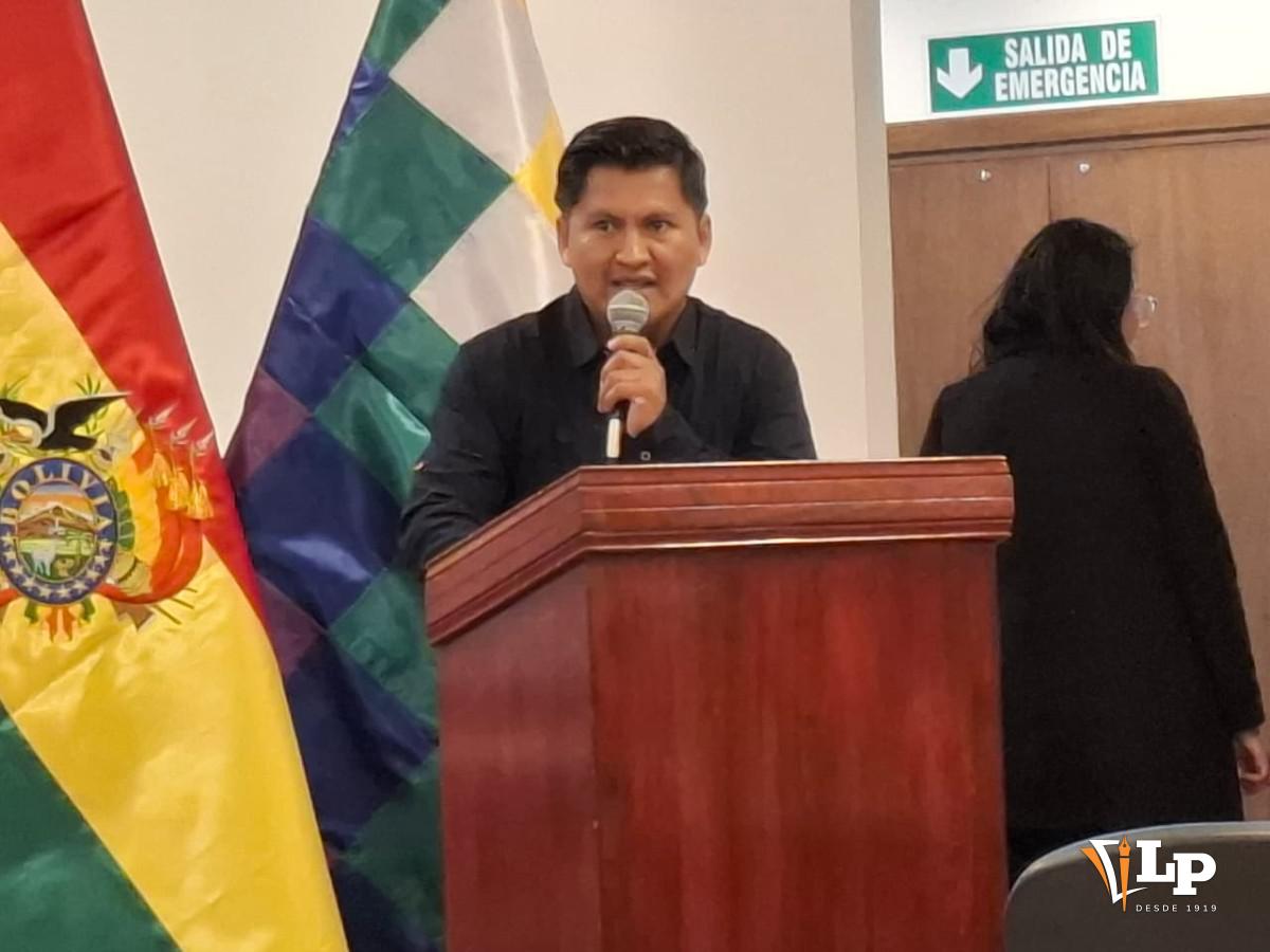 El arquitecto Ariel Mamani explicando el proyecto Hito 41