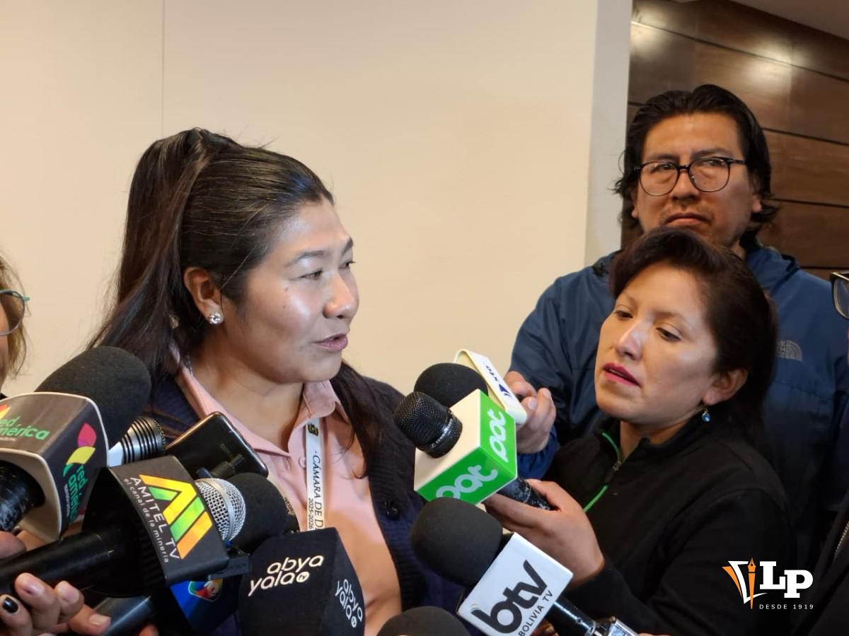 La diputada Apala en conferencia de prensa