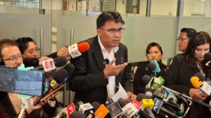 El senador Nilton Condori en conferencia de prensa