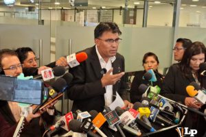 El senador Nilton Condori en conferencia de prensa