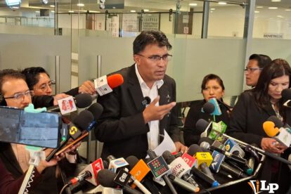 El senador Nilton Condori en conferencia de prensa