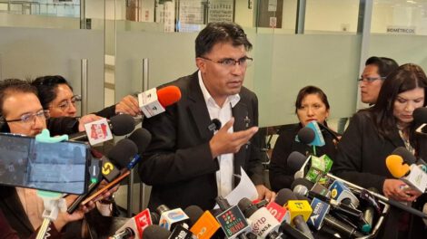 El senador Nilton Condori en conferencia de prensa