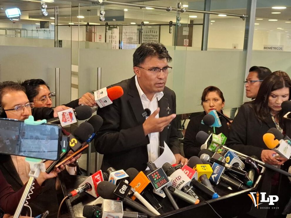 El senador Nilton Condori en conferencia de prensa