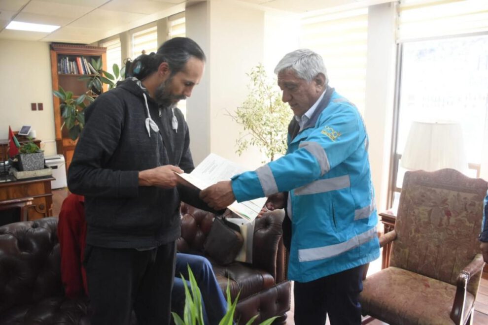 El alcalde de La Paz, Iván Arias, hizo entrega oficial del título municipal de “Hijo Predilecto”