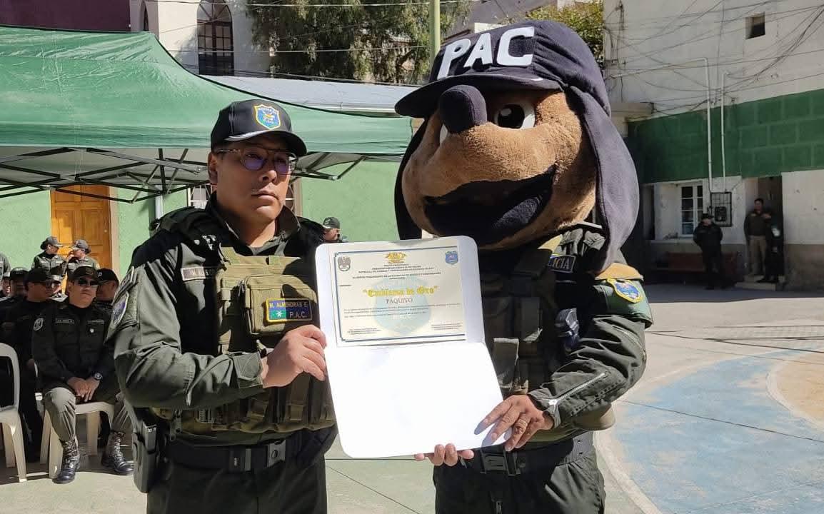 Oficiales fueron condecorados