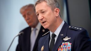 General Dan Caine de la Fuerza Aérea de los Estados Unidos