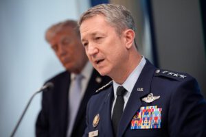 General Dan Caine de la Fuerza Aérea de los Estados Unidos