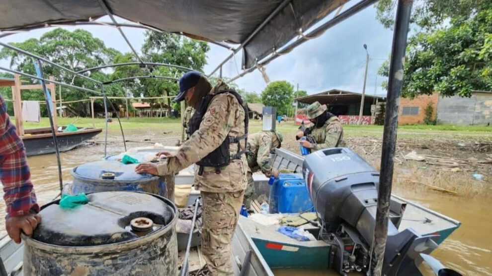 Un bote deslizador fue incautado durante el operativo, además de las sustancias controladas