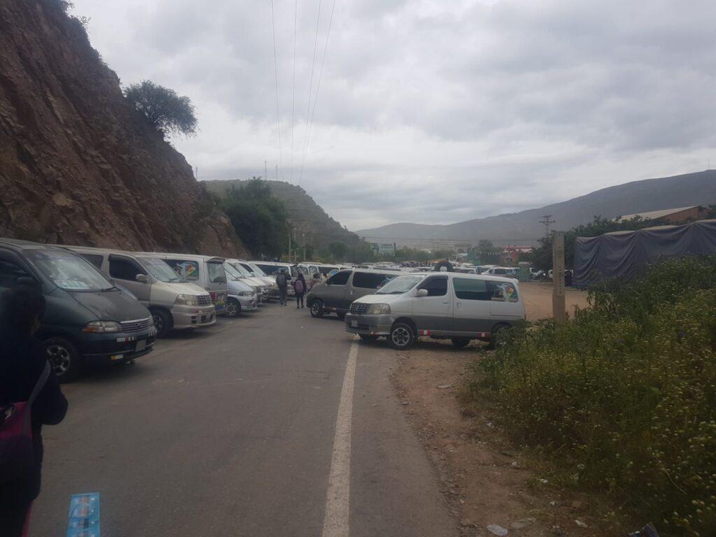 autos tapando el camino