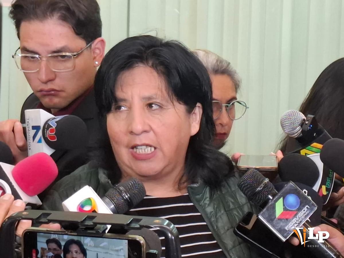 La diputada Bilbao en conferencia de prensa