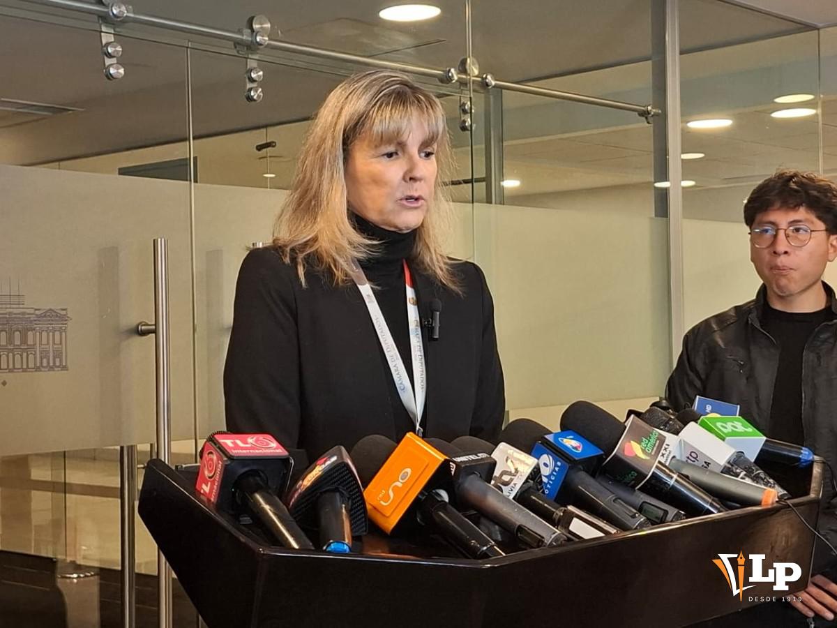 La diputada Quiroga en conferencia de prensa