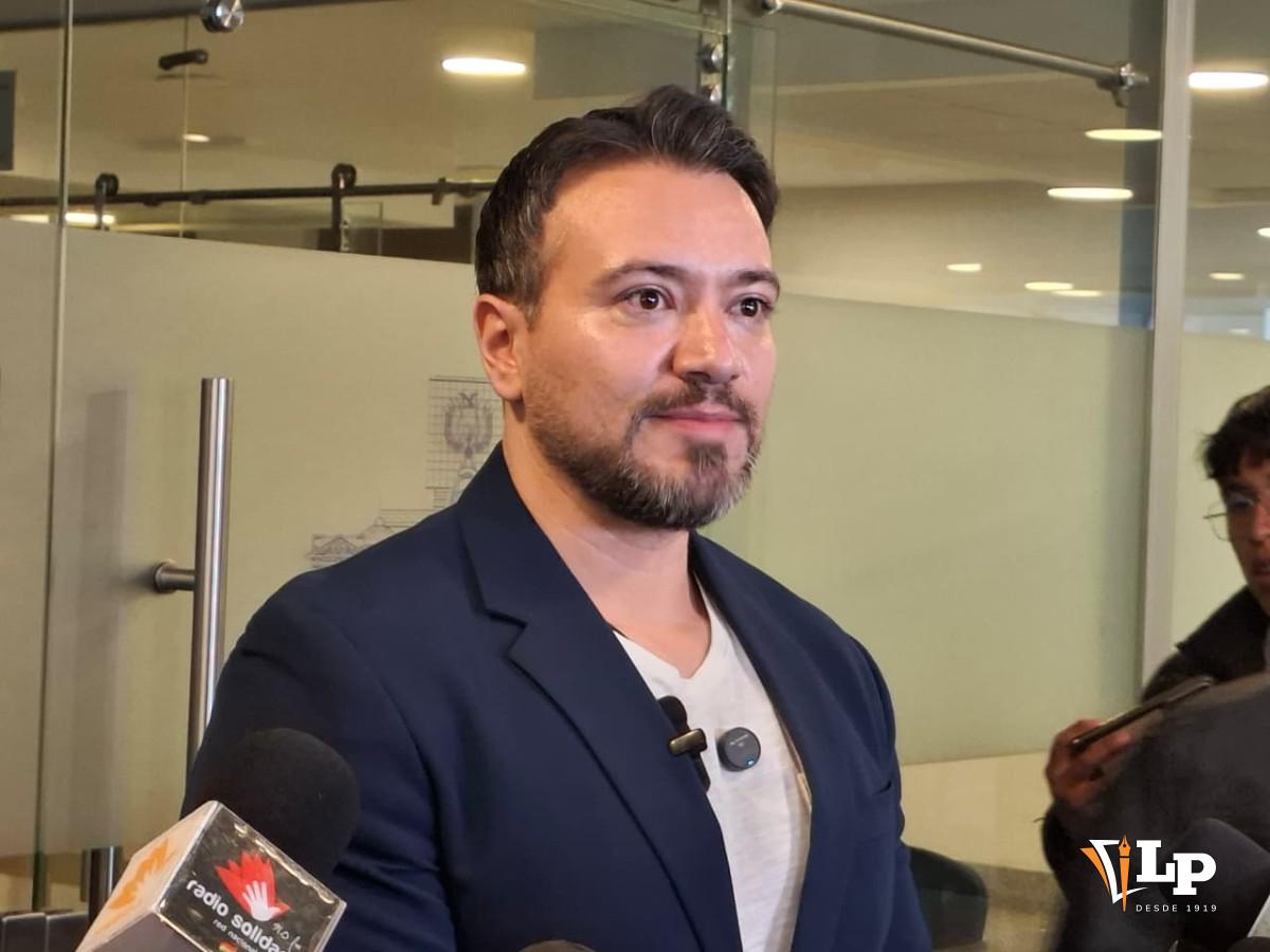 El diputado Reyes en conferencia de prensa