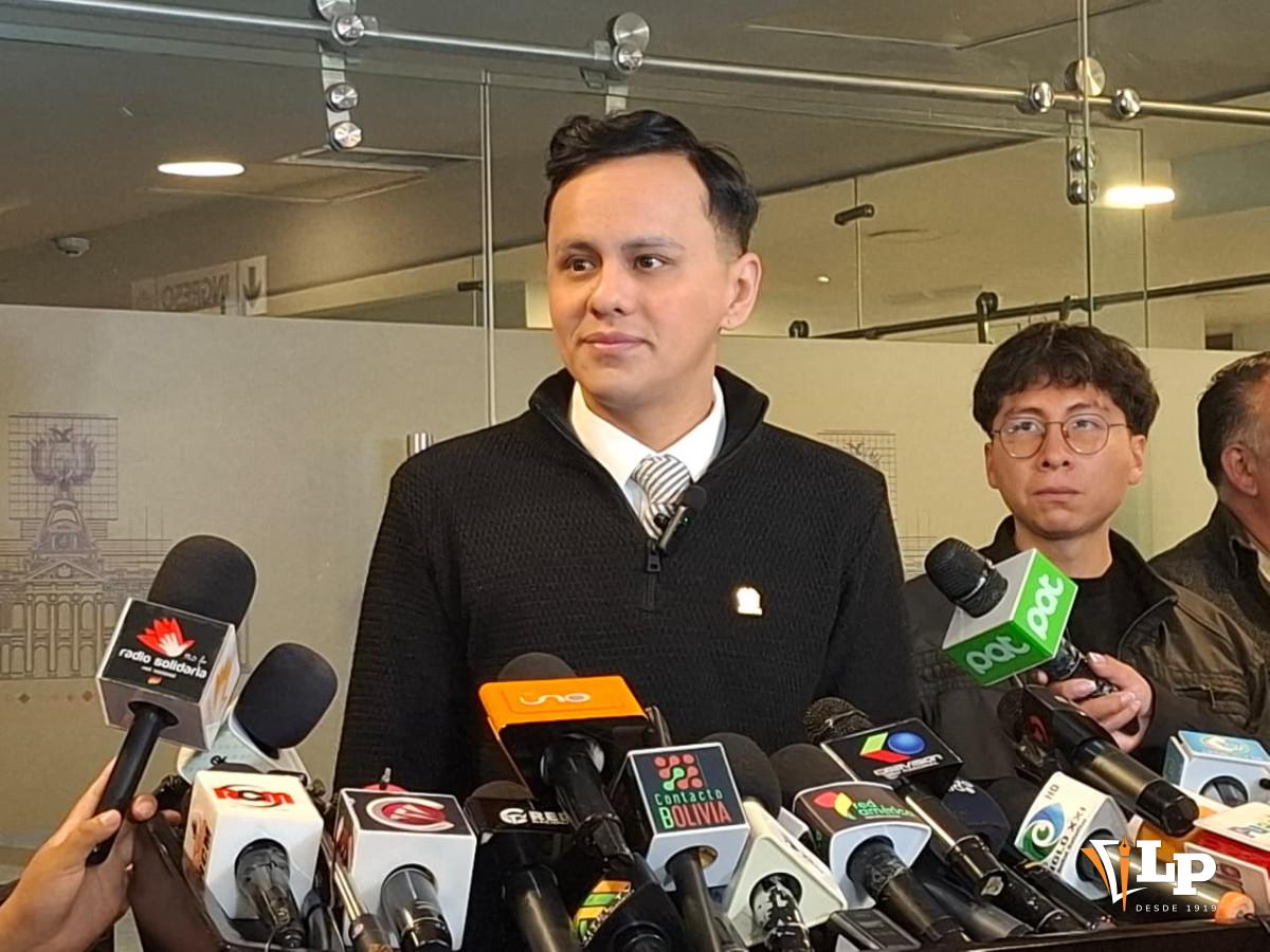 El diputado Giesse en conferencia de prensa