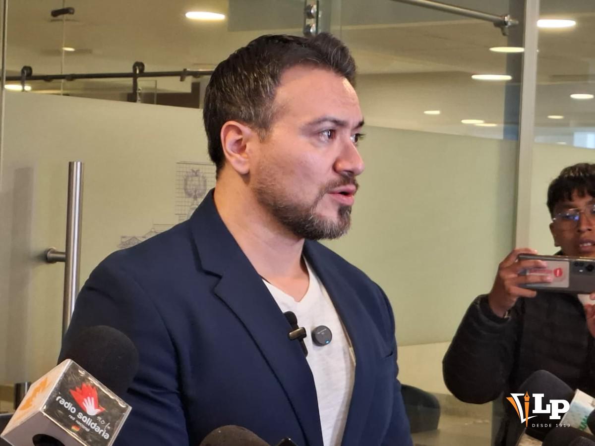 El diputado Reyes en conferencia de prensa