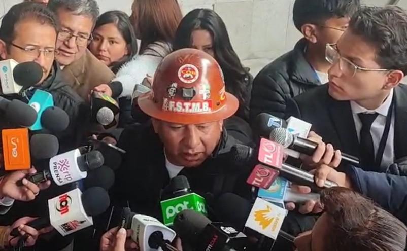El Secretario Ejecutivo de la Federación Sindical de Trabajadores Mineros de Bolivia (Fstmb), Andrés Payi en conferencia de prensa