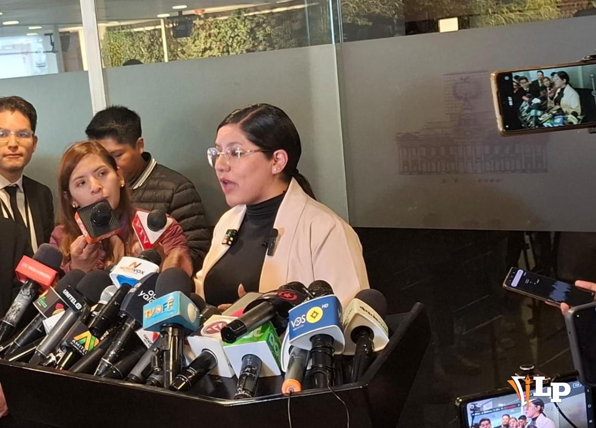 La diputada Lissa Claros en conferencia de prensa