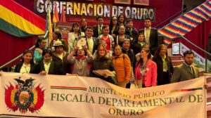 fiscal y representantes de organizaciones de defensa de la mujer