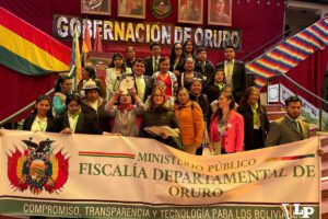 fiscal y representantes de organizaciones de defensa de la mujer
