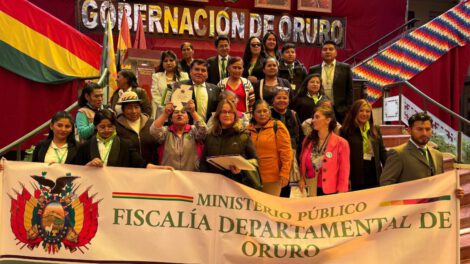fiscal y representantes de organizaciones de defensa de la mujer