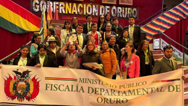 fiscal y representantes de organizaciones de defensa de la mujer
