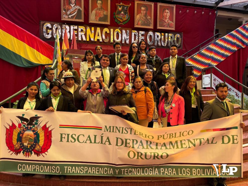 fiscal y representantes de organizaciones de defensa de la mujer