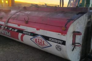 Una cisterna cargada con combustible volcó de costado en las cercanías de la tranca de Achica Arriba