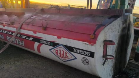 Una cisterna cargada con combustible volcó de costado en las cercanías de la tranca de Achica Arriba