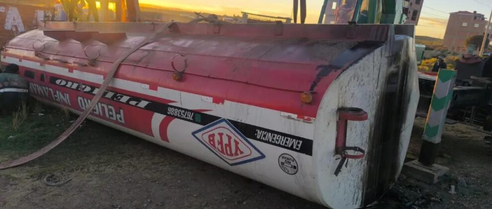 Una cisterna cargada con combustible volcó de costado en las cercanías de la tranca de Achica Arriba