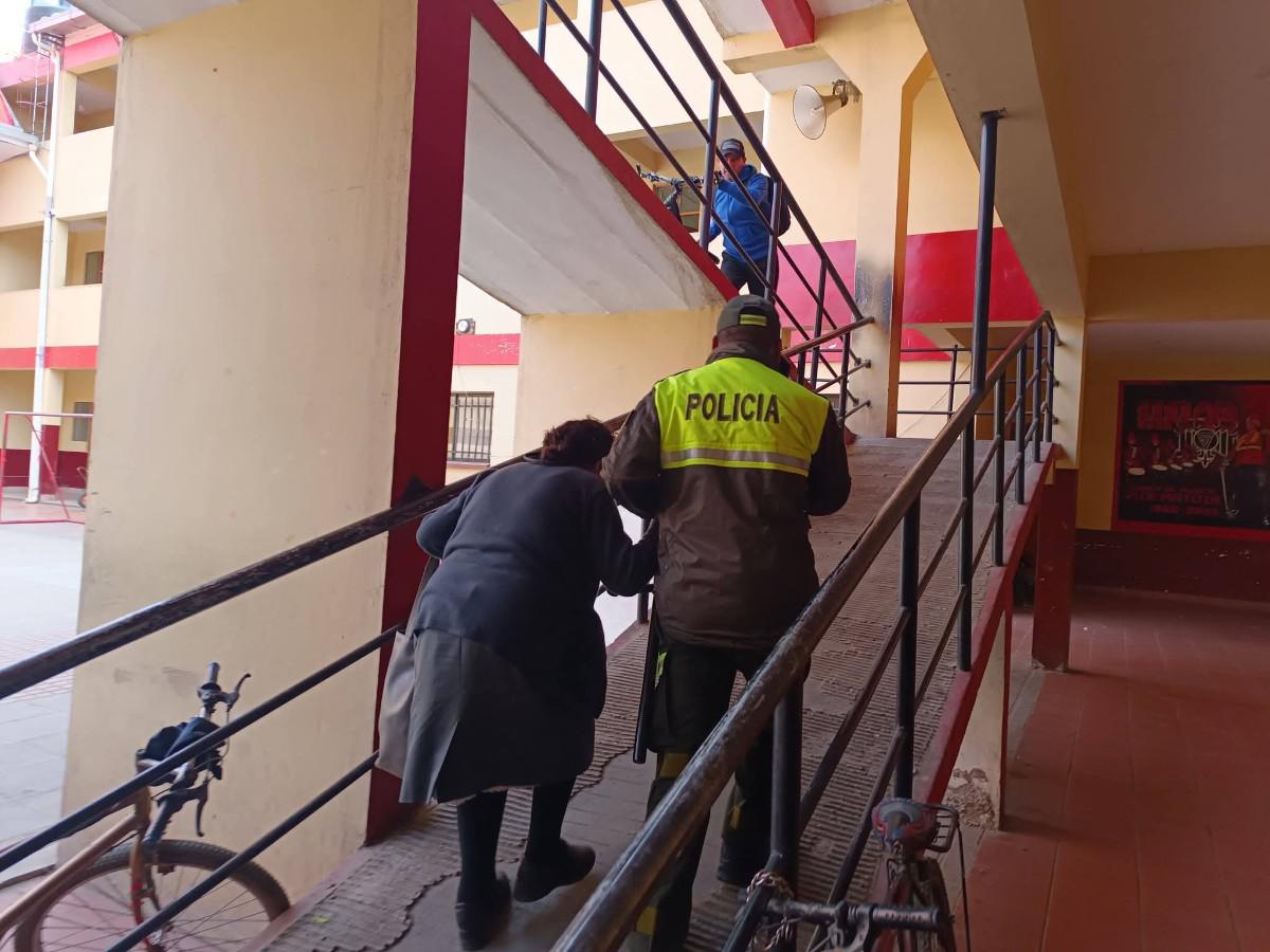 Policía ayudando a una persona de la tercera edad